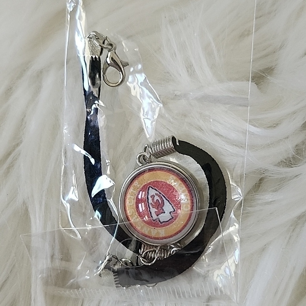 Kansas City Chiefs earrings, bracelet, and phone clip NWT - Picture 6 of 8